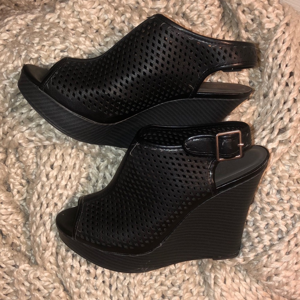 Black wedges